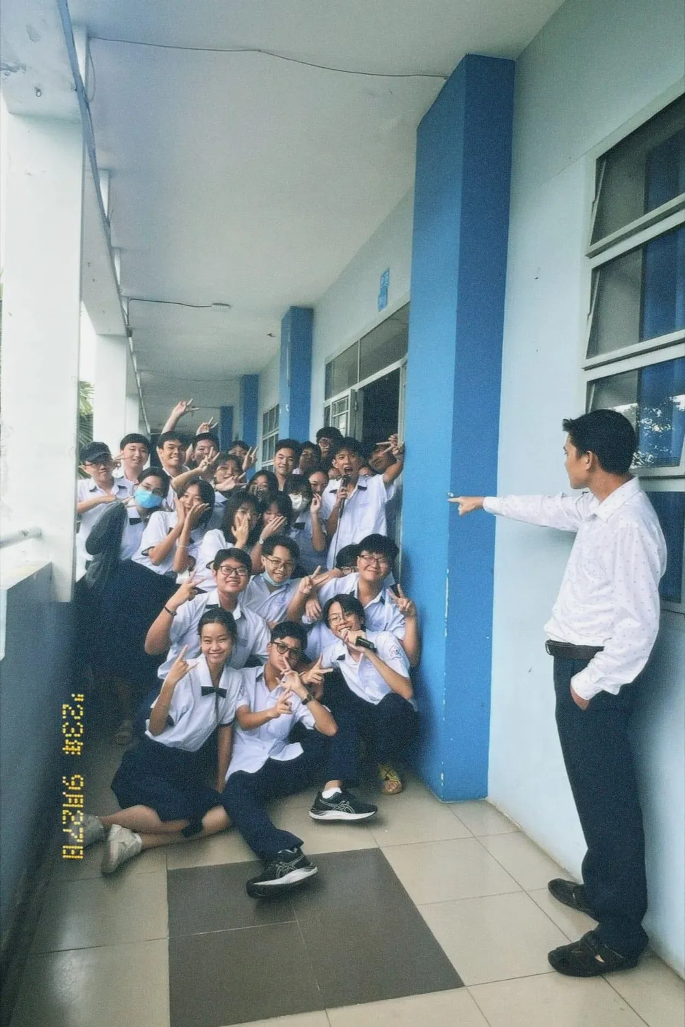 Các học sinh “diễn xuất” cùng thầy giáo. Ảnh: CHỤP MÀN HÌNH. a3.jpg