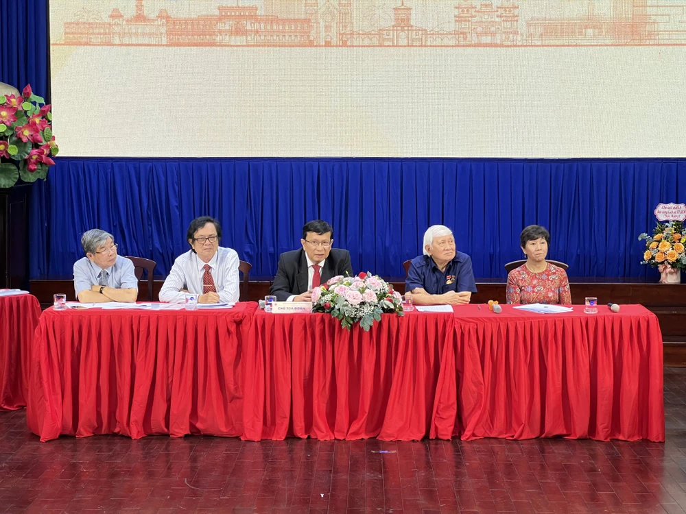 Thành viên Ban Thường vụ Hội KHLS TP.HCM nhiệm kỳ 7 (từ trái qua): PGS.TS Hà Minh Hồng, PGS.TS Đặng Văn Thắng, GS.TS Võ Văn Sen, GS.TS Phan Xuân Biên, TS Nguyễn Thị Hậu. IMG_6551.jpeg