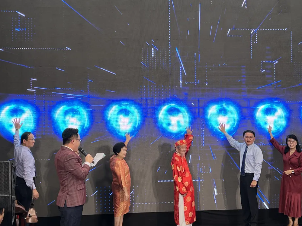 Đại biểu nhấn nút khai mạc chuỗi hoạt động hưởng ứng Ngày Chuyển đổi số quốc gia năm 2023. IMG_6695.jpeg