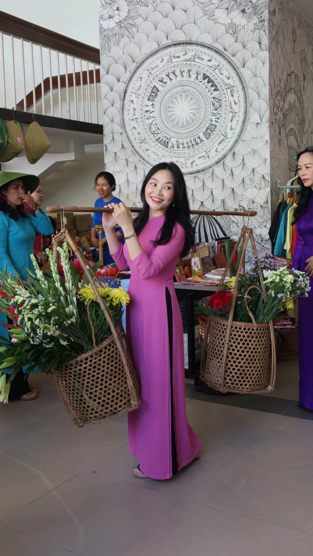 Khoác chiếc áo dài, phái nữ tranh thủ tạo dáng chụp kiểu ảnh đẹp. IMG_4387.jpeg