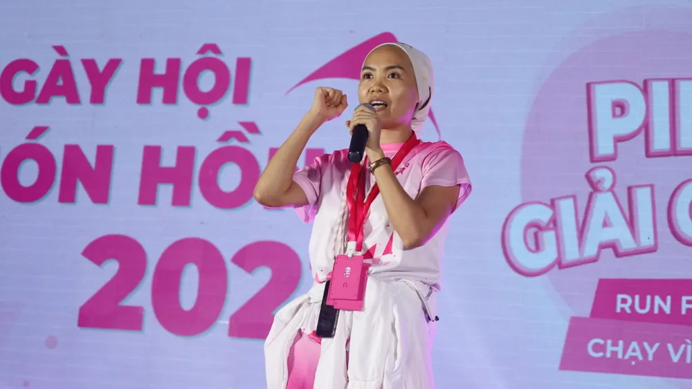 Bà Nguyễn Thủy Tiên, đồng sáng lập tổ chức Mạng lưới Ung thư vú Việt Nam, chia sẻ với người chạy bộ tại sự kiện. Chạy-bộ-Giải-chạy-Hồng-vì-bệnh-nhân-ung-thư-vú.jpeg