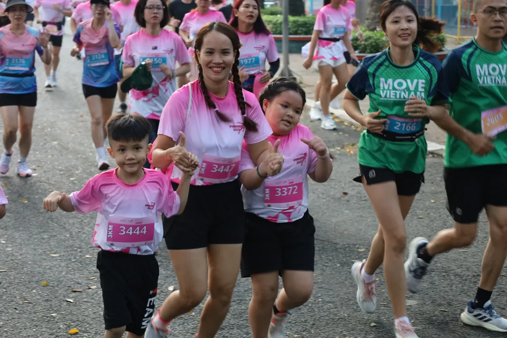 Các em thiếu nhi hào hứng "chạy đua" cùng người thân. Chạy-bộ-Giải-chạy-Hồng-vì-bệnh-nhân-ung-thư-vú.jpeg