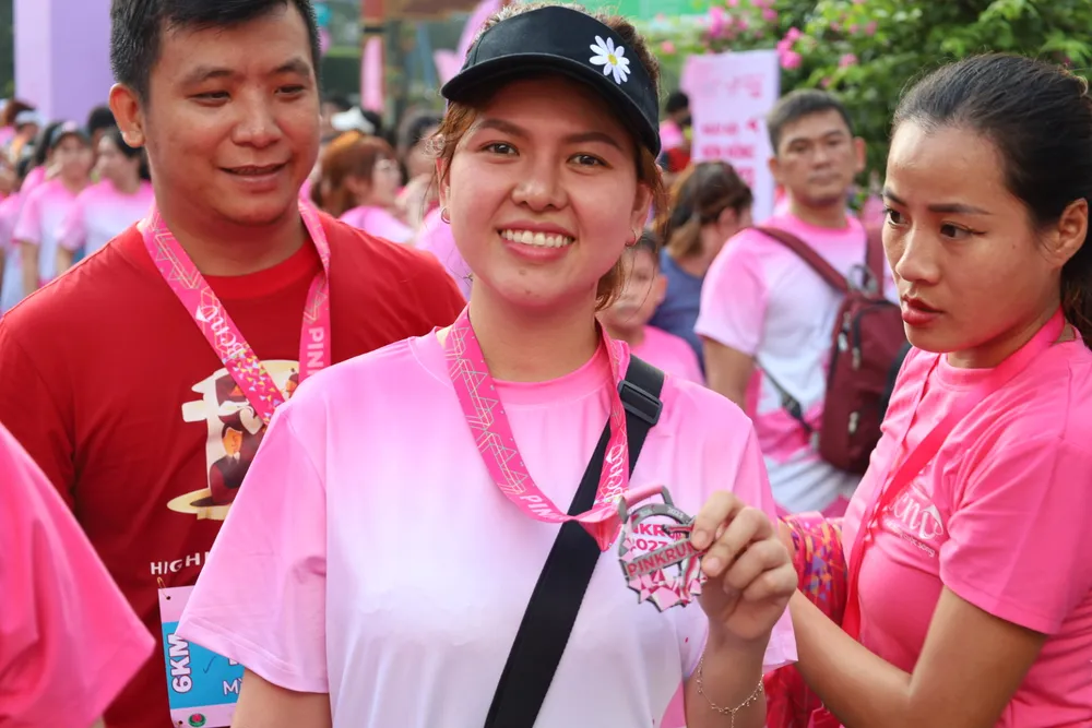 Mỗi thành viên tham gia Giải nón Hồng đều có phần thưởng là huy chương kỷ niệm. Chạy-bộ-Giải-chạy-Hồng-vì-bệnh-nhân-ung-thư-vú.jpeg