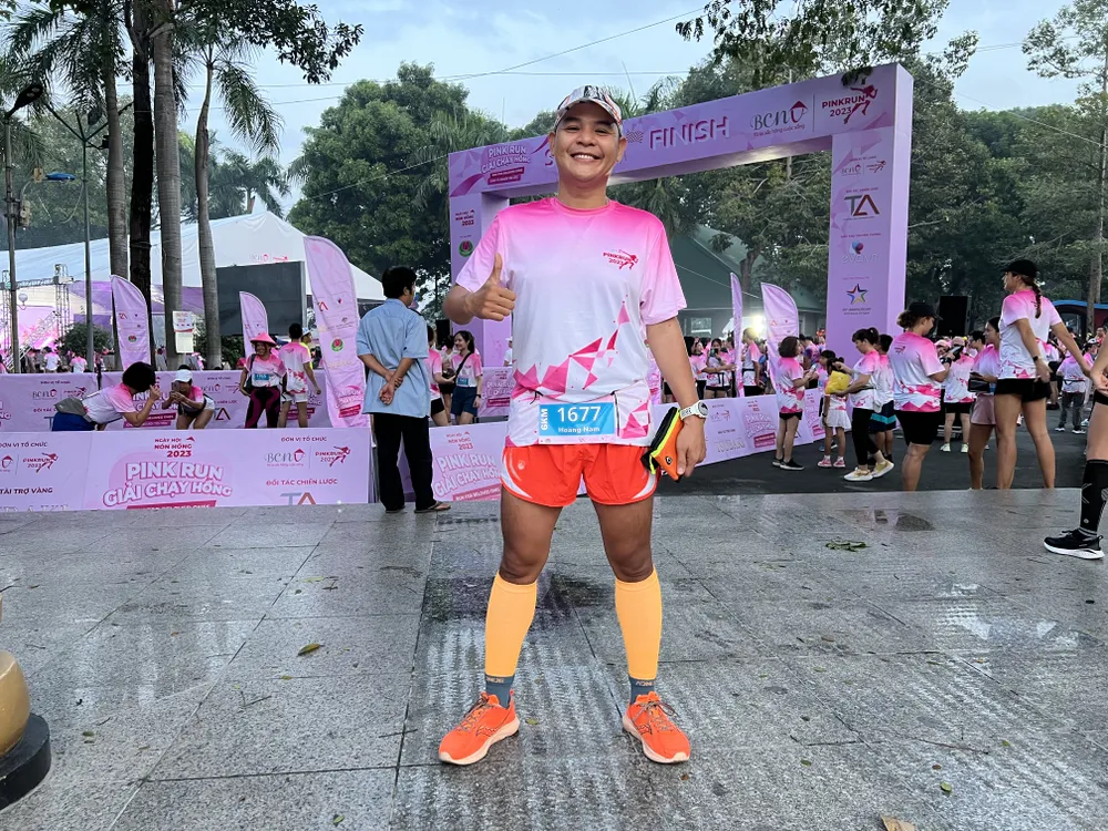 Có người thân mắc bệnh ung thư vú, anh Lý Nguyễn Hoàng Thuận mong mọi người sẽ quan tâm, thăm khám sức khỏe thường xuyên hơn. Chạy-bộ-Giải-chạy-Hồng-vì-bệnh-nhân-ung-thư-vú.jpeg