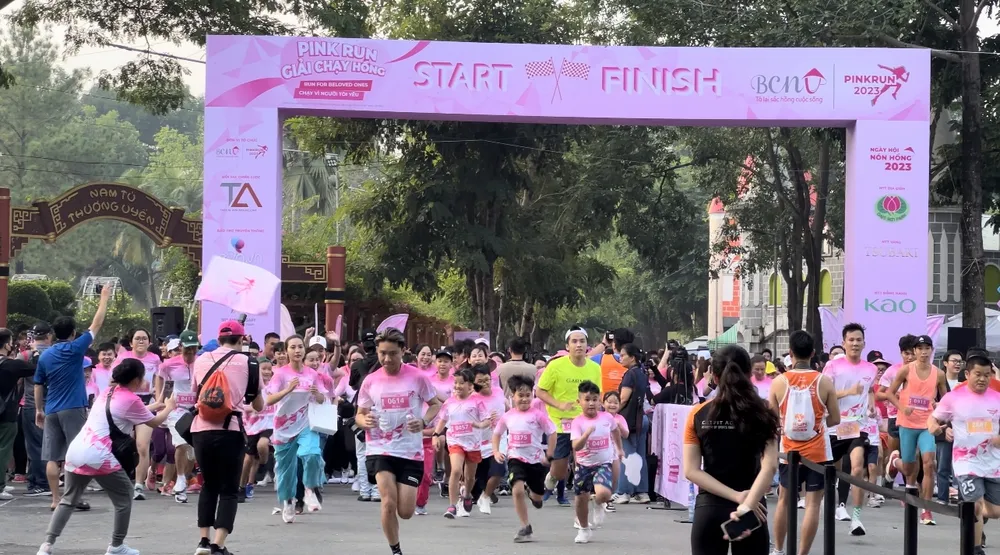 Người chạy bộ bắt đầu xuất phát vào 6h sáng tại Công viên Văn hóa Đầm Sen. Chạy-bộ-Giải-chạy-Hồng-vì-bệnh-nhân-ung-thư-vú.jpeg