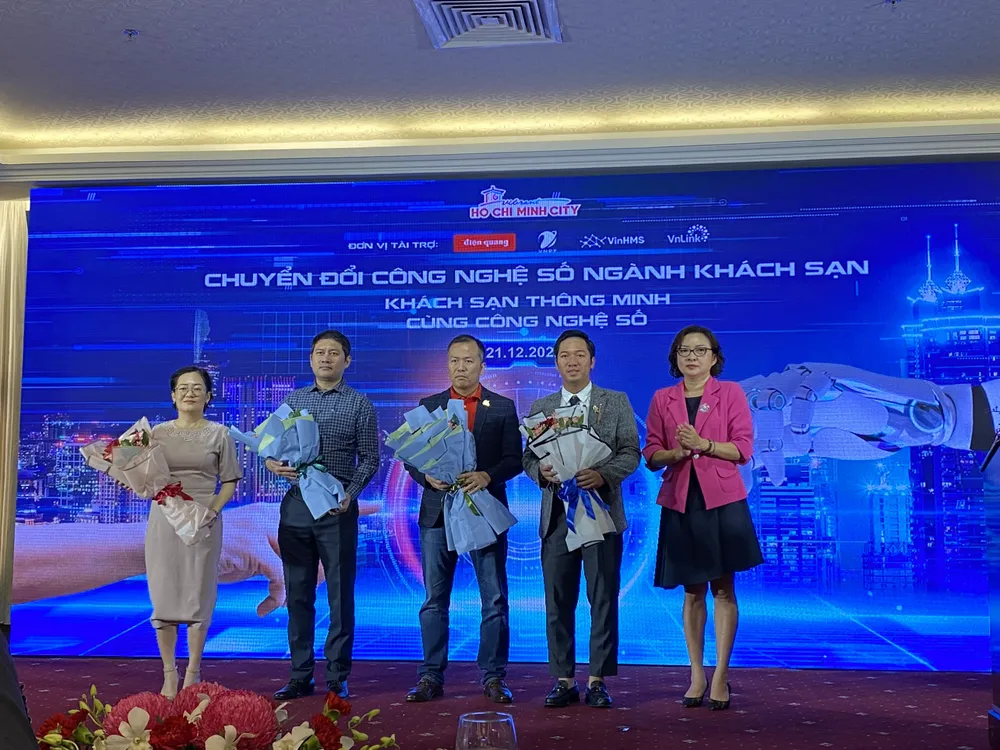 Bà Bùi Thị Ngọc Hiếu tặng hoa cho các đơn vị tham gia thảo luận tại hội nghị.