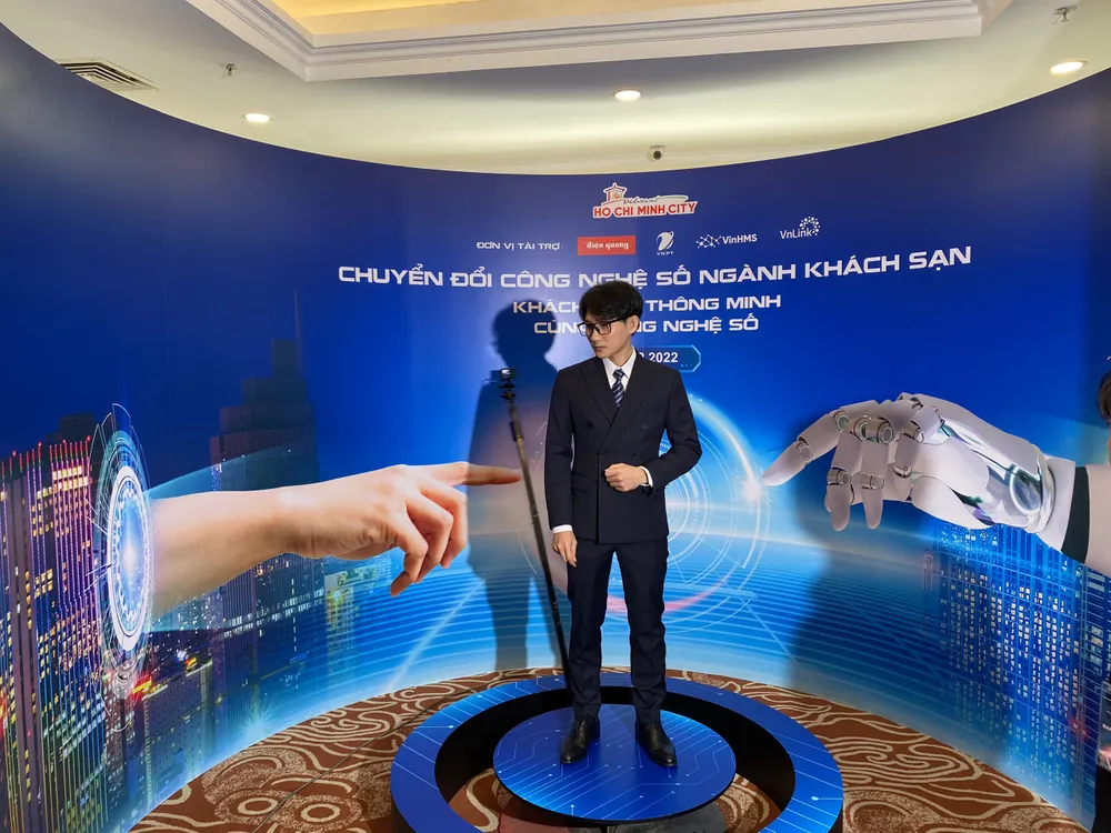 Người tham quan trải nghiệm ứng dụng photo booth chụp hình 360 độ