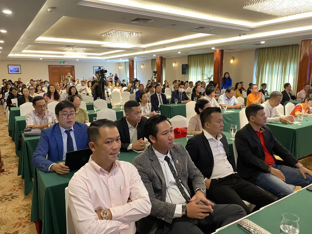 Các doanh nghiệp, khách hàng tham gia hội nghị