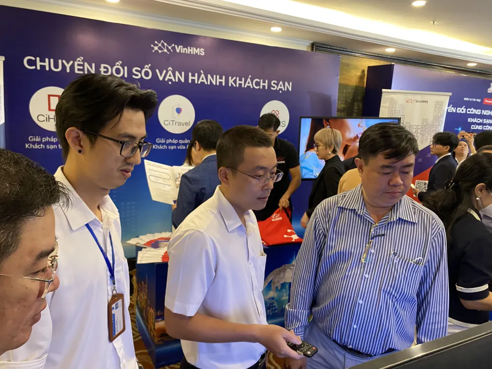 Khách hàng tham gia trải nghiệm các ứng dụng của các doanh nghiệp.