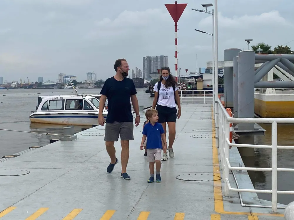 Khách nước ngoài tham quan khu vực bến Bạch Đằng, quận 1. Ảnh: HOÀNG HIẾU