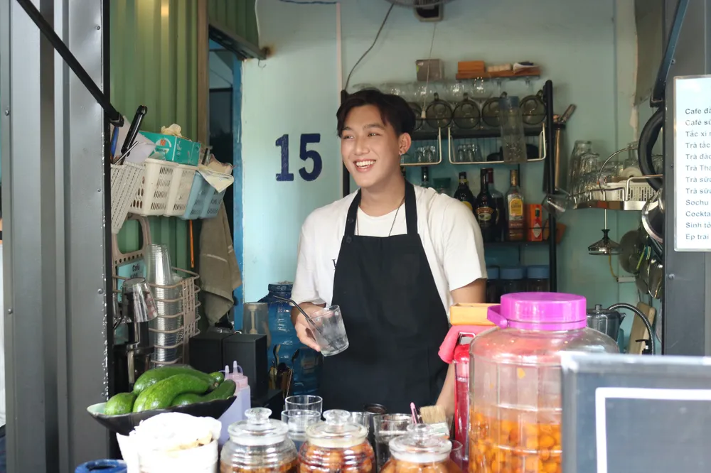 Trải nghiệm pha chế ngay tại quán. Ảnh: HOÀNG HIẾU