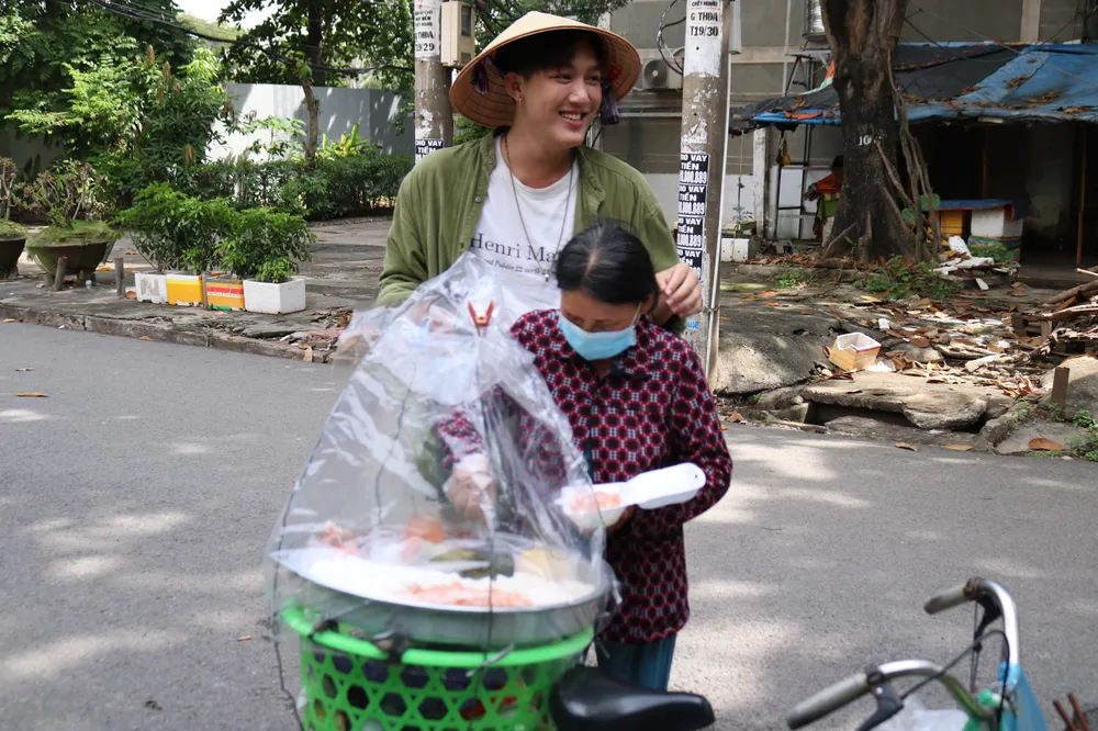 Thưởng thức bánh bột lọc - món ăn xứ Huế được bán phổ biến ở TP.HCM. Ảnh: HOÀNG HIẾU