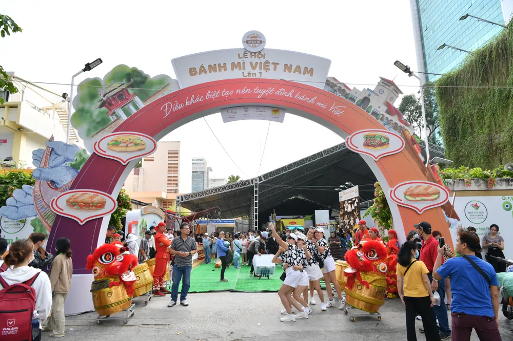 Dù chỉ mới diễn ra lần thứ nhất nhưng Lễ hội bánh mì đã thu hút nhiều người tham gia. Ảnh: HOÀNG HIẾU