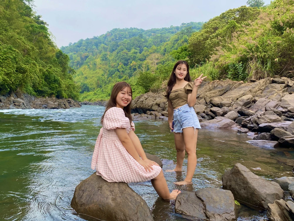 Những mỏm đá được kiến tạo tự nhiên tạo nên sự hòa hợp với tự nhiên ẢNH : HOÀNG HIẾU