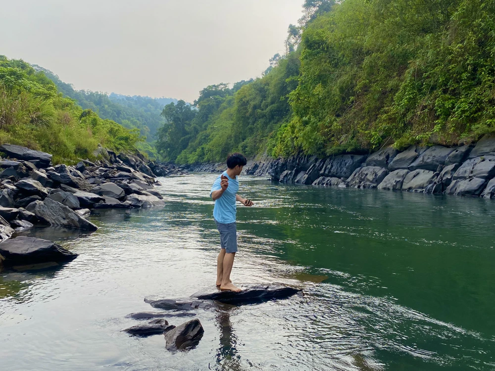 Ngắm nhìn làn nước trong xanh ẢNH : HOÀNG HIẾU