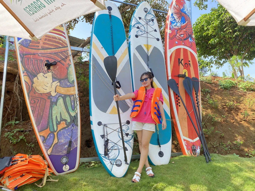 Trải nghiệm chèo sup mới lạ thú vị ẢNH : HOÀNG HIẾU