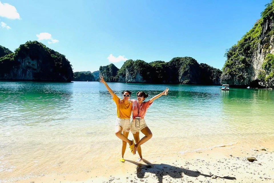 Nước biển trong vắt. Ảnh: QUANG TRẦN