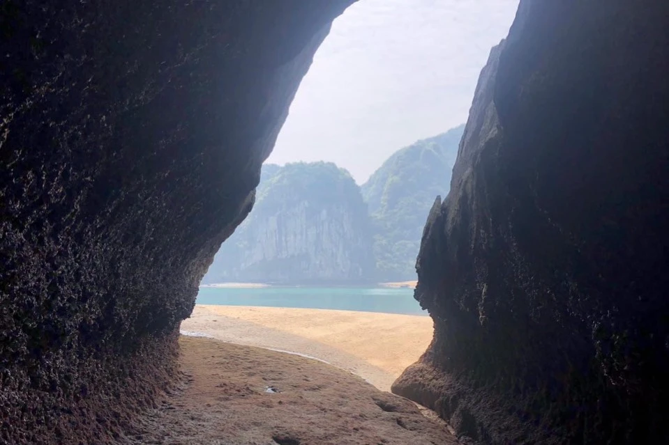 Cùng những hang động nhỏ. Ảnh: QUANG TRẦN