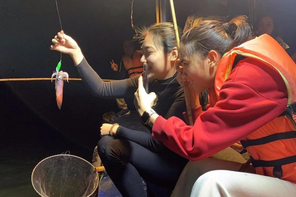 Đến Vịnh Hạ Long, không thể bỏ qua Đảo Thủng ảnh 7