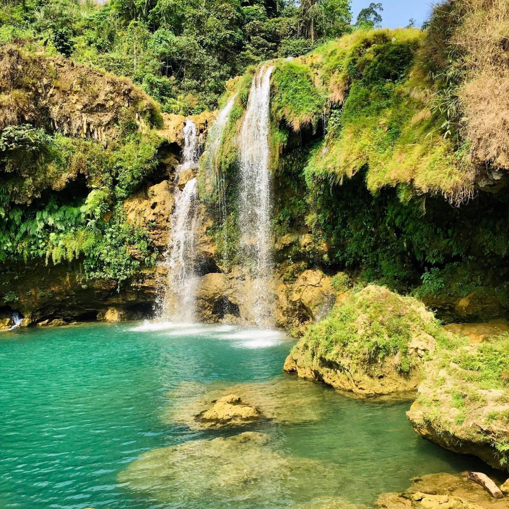 Làn nước trong xanh mát. Ảnh : PHƯƠNG MAI