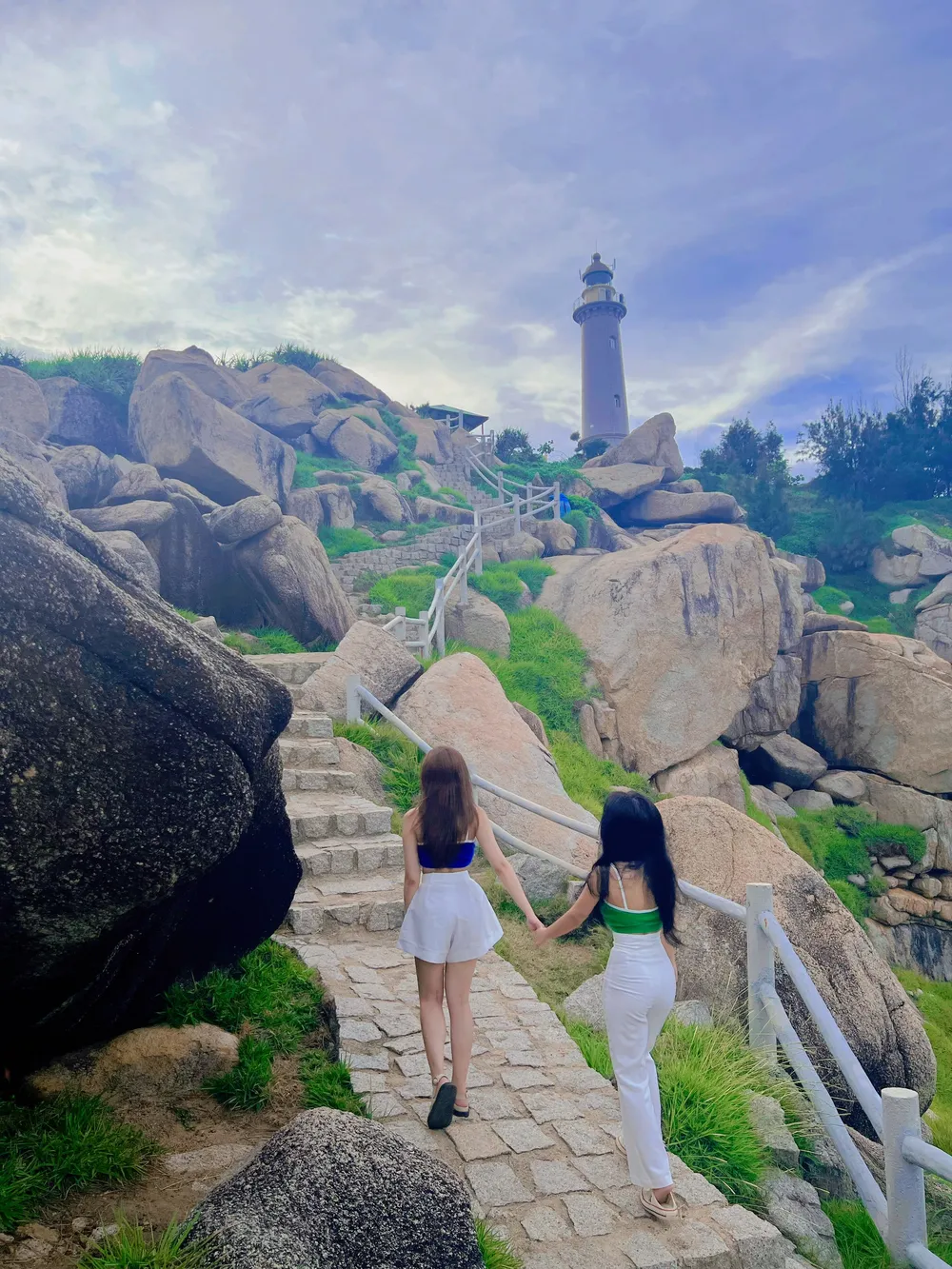 Đường lên Mũi Điện. ẢNH: TUYẾT ANH Đường lên Mũi Điện. ẢNH: TUYẾT ANH