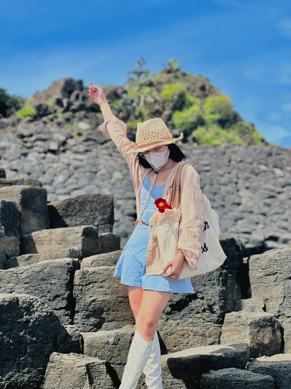 Những tảng đá như được xếp đều tăm tắp. ẢNH: HUYỀN PHẠM Những tảng đá như được xếp đều tăm tắp. ẢNH: HUYỀN PHẠM