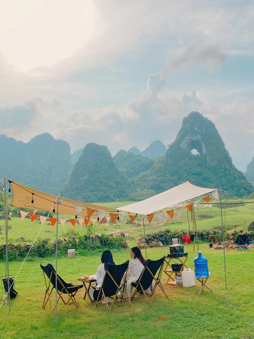 Cắm trại ở khu vực núi Mắt Thần. Ảnh : NGUYỆT Cắm trại ở khu vực núi Mắt Thần. Ảnh : NGUYỆT