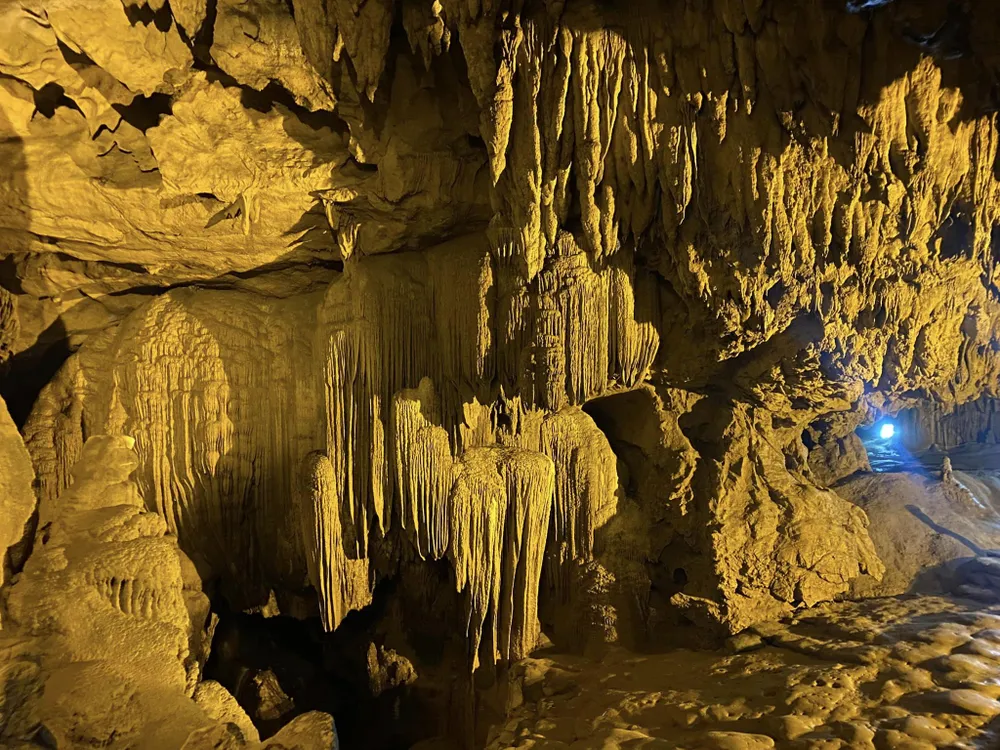 Hệ thống hang động có cấu tạo độc đáo. Ảnh : NGUYỆT Hệ thống hang động có cấu tạo độc đáo. Ảnh : NGUYỆT