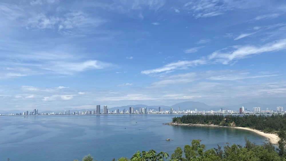 Một góc Đà Nẵng khi nhìn từ xa. Ảnh : HOÀNG HIẾU