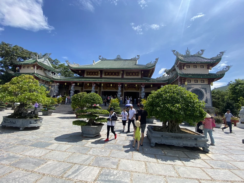 Rất đông du khách đến tham quan Chùa Linh Ứng trong dịp Hè 2023. Ảnh: HOÀNG HIẾU