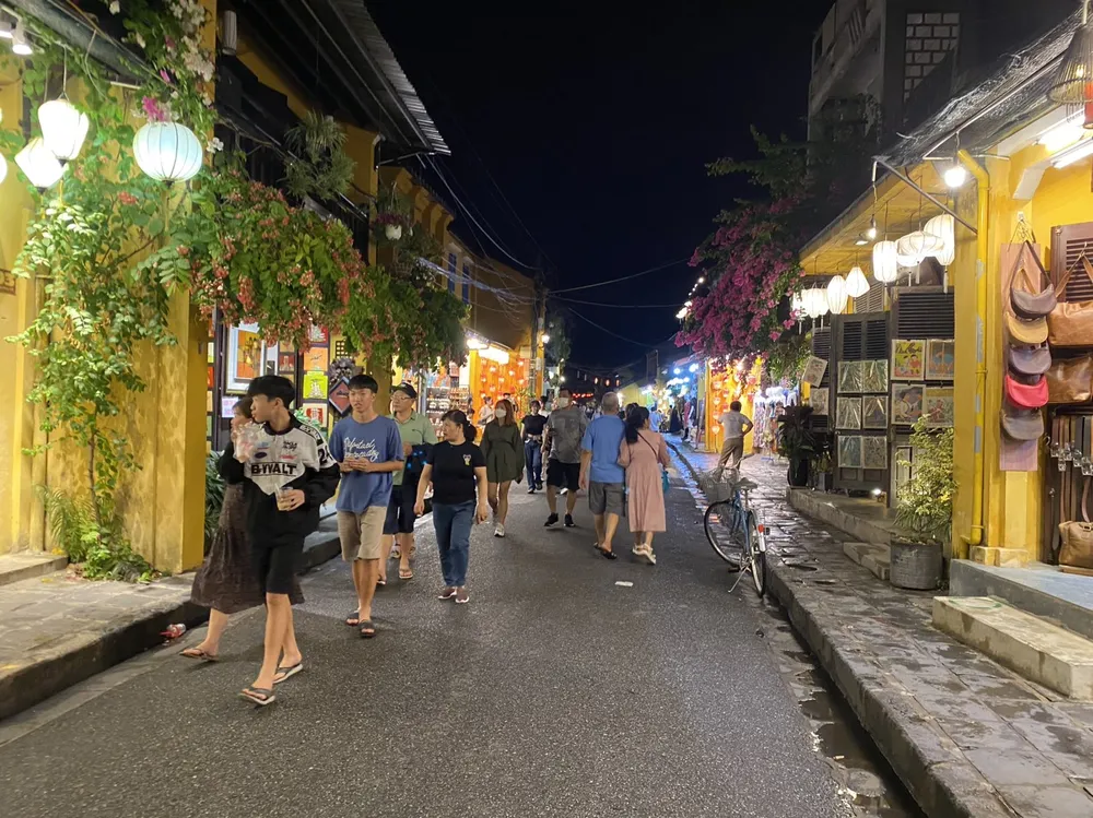 Tham quan phố cổ Hội An Ảnh: HOÀNG HIẾU