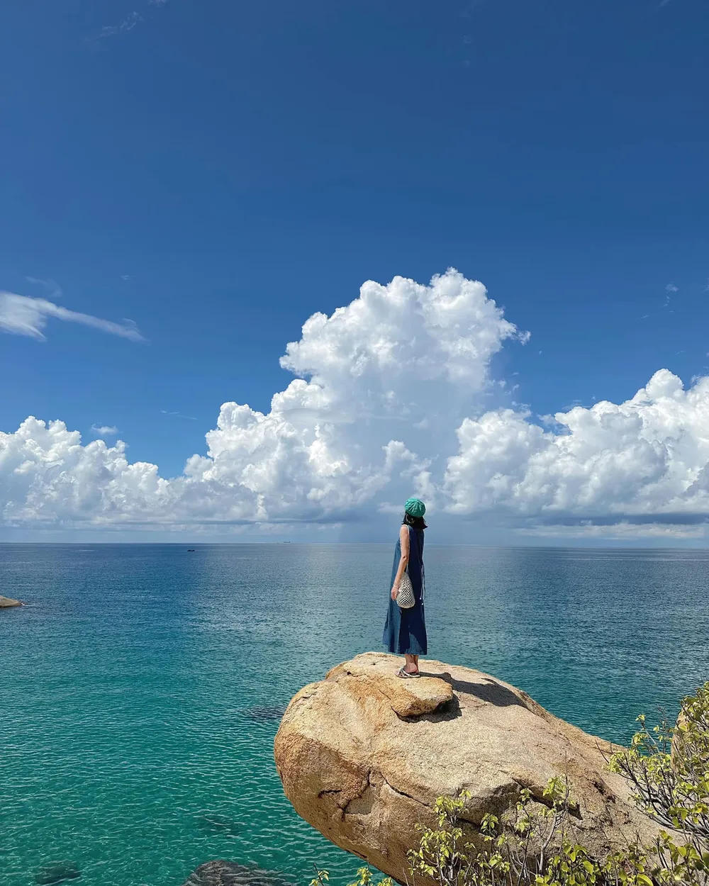 Những mỏm đá nhô ra, tạo thành một &quot;studio&quot; cho du khách tạo dáng chụp ảnh. Ảnh: ÁNH TUYẾT