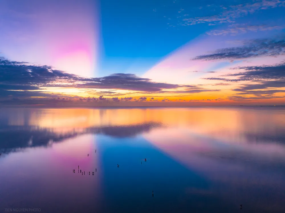 Bầu trời cực đẹp ở biển vô cực. Ảnh: TIẾN MẨU