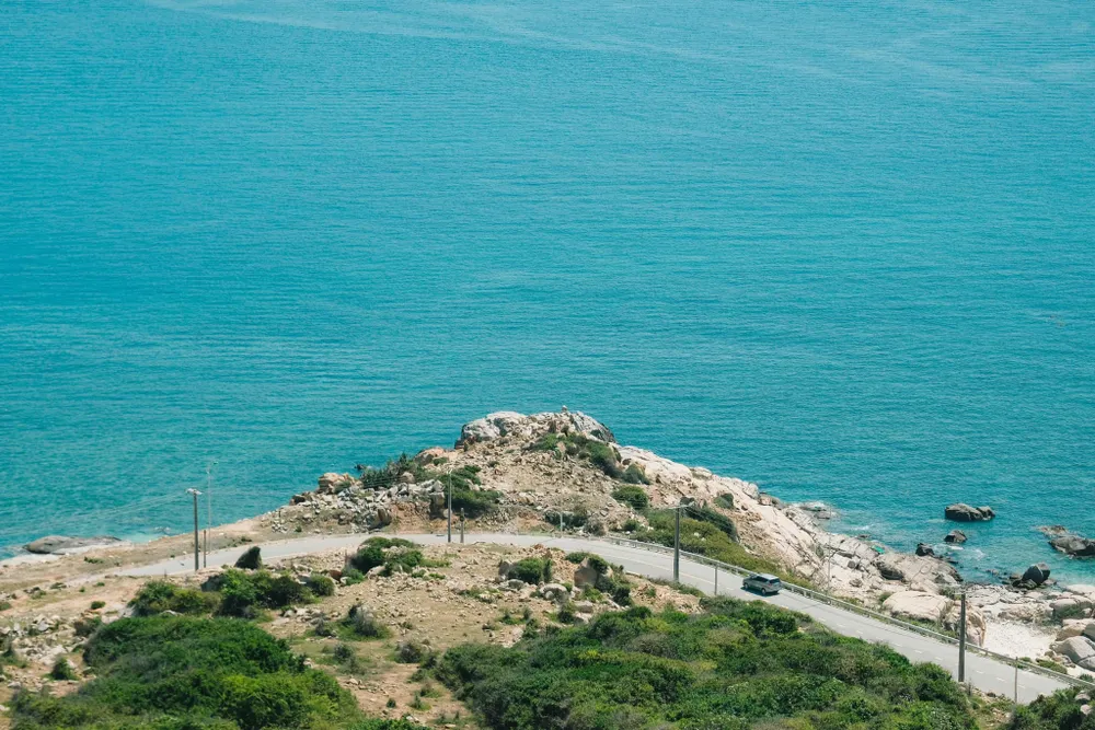 Cung Vĩnh Hy thuộc tỉnh Ninh Thuận à một trong những cung đường biển đẹp nhất nước ta. Ảnh: ĐÌNH MINH.