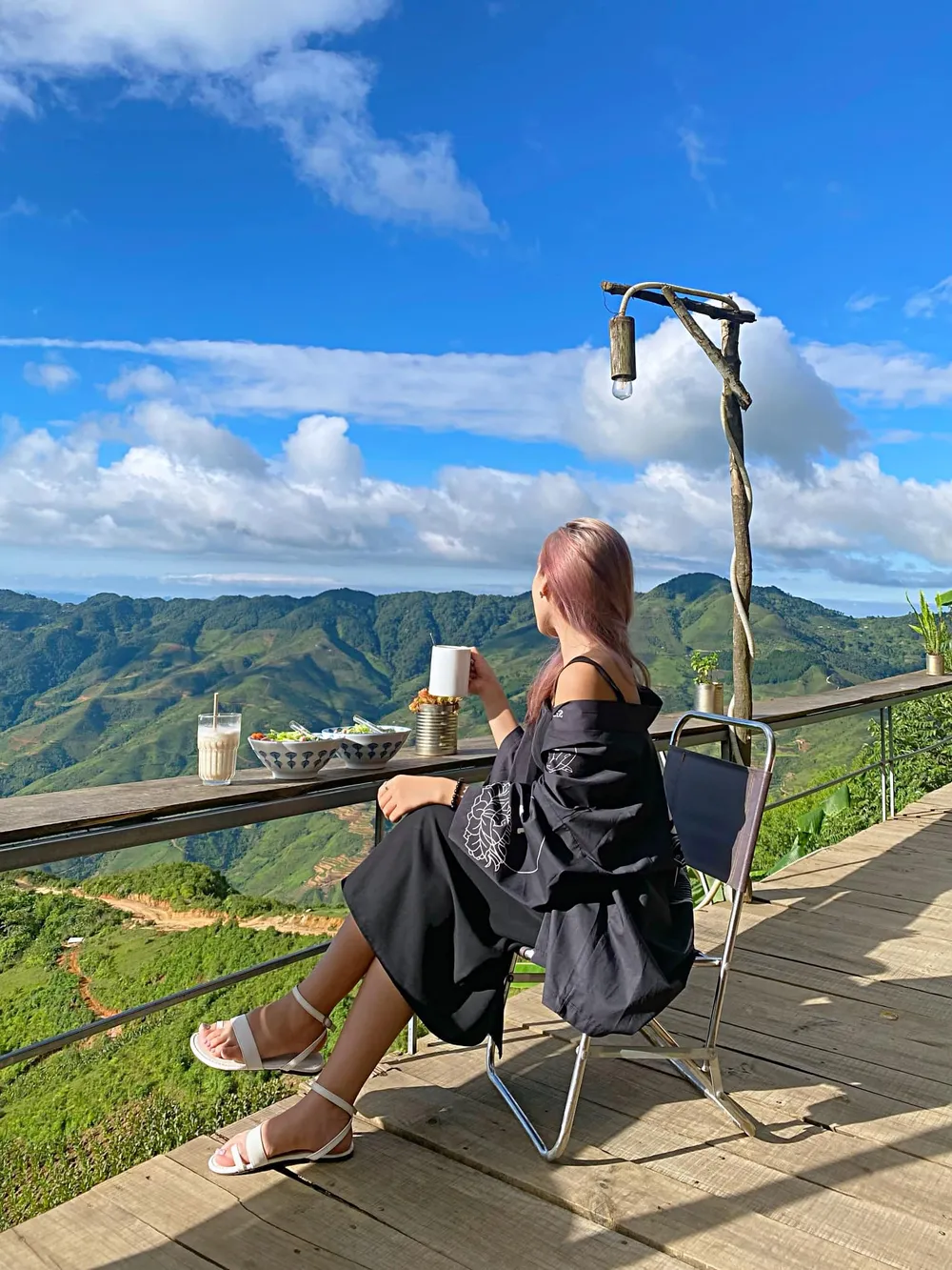 Uống trà và ngắm cảnh Tà Xùa Ảnh: KIỀU TRANG