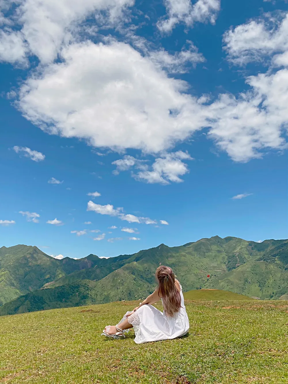 Ngắm nhìn cảnh vật hoang sơ, hùng vĩ ở Tà Xùa. Ảnh : KIỀU TRANG