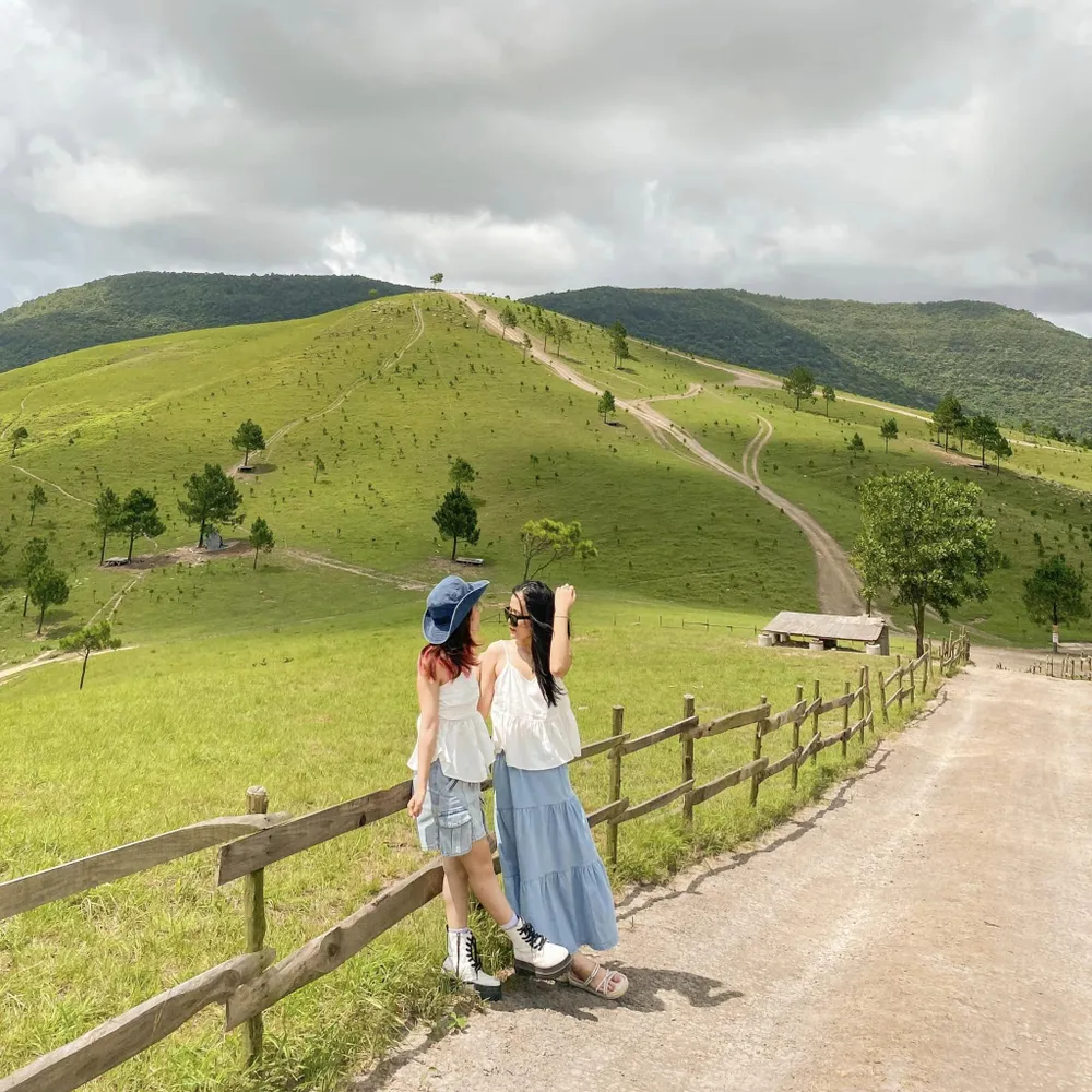 Những ngọn đồi trập trùng tạo nên khung cảnh lãng mạn. Ảnh : THU HUYỀN Những ngọn đồi trập trùng tạo nên khung cảnh lãng mạn. Ảnh : THU HUYỀN