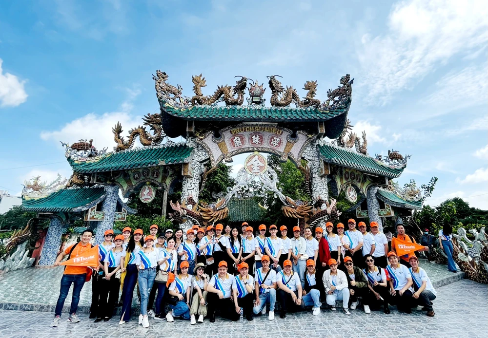 Đoàn tham quan Chùa Miếu Nổi ở quận Gò Vấp.