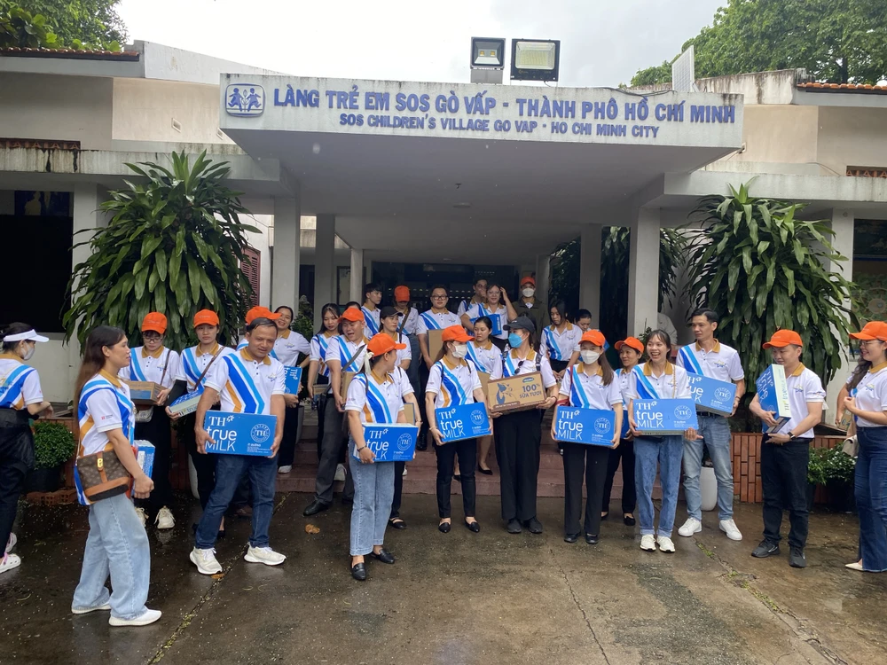 Đoàn đến thăm và tặng quà cho các cháu nhỏ ở làng trẻ em SOS Gò Vấp.