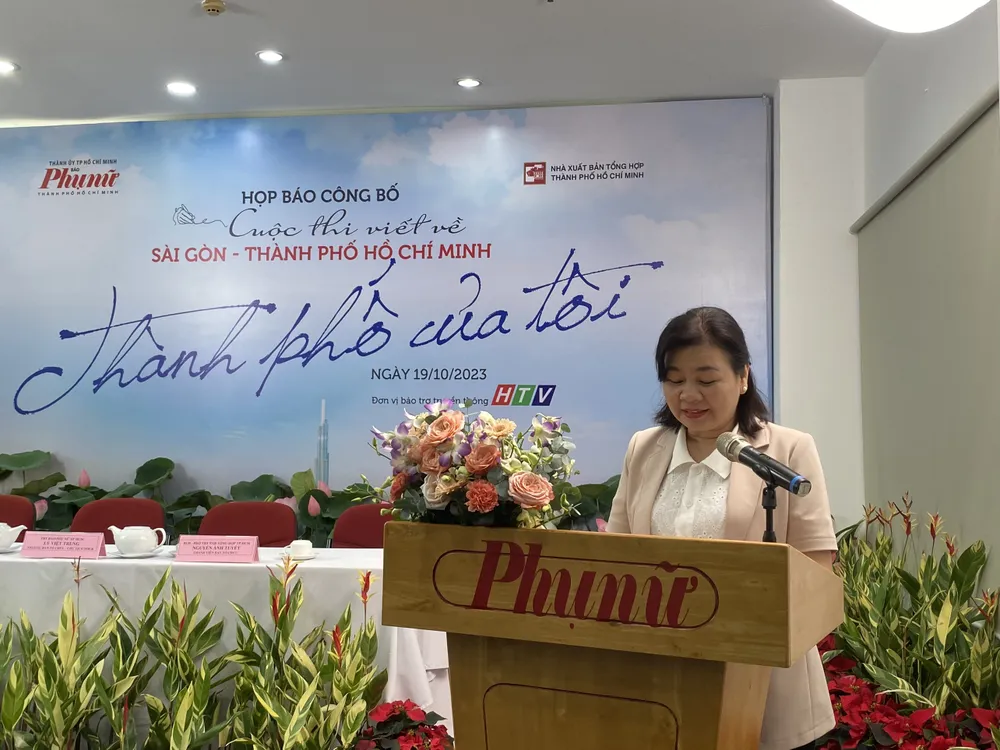 Bà Lý Việt Trung, Tổng Biên tập Báo Phụ Nữ TP.HCM phát biểu tại buổi lễ ra mắt cuộc thi viết về Sài Gòn - TP.HCM. Ảnh: HOÀNG HIẾU. ly-viet-trung.jpg