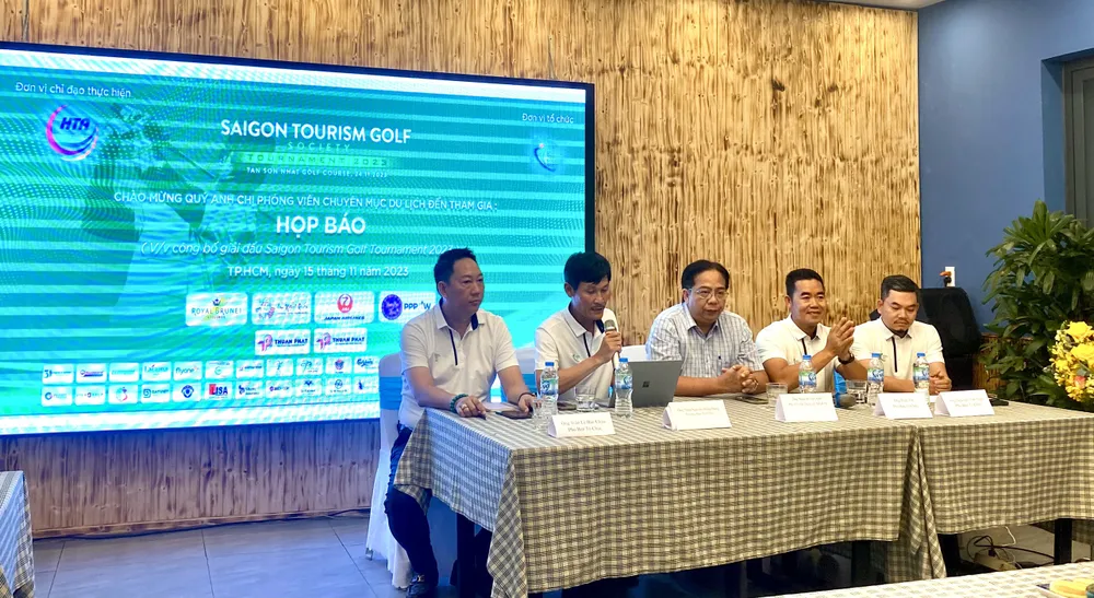 Ông Trịnh Nguyễn Hùng Dũng - Trưởng Ban tổ chức chia sẻ tại họp báo Ảnh : HOÀNG HIẾU