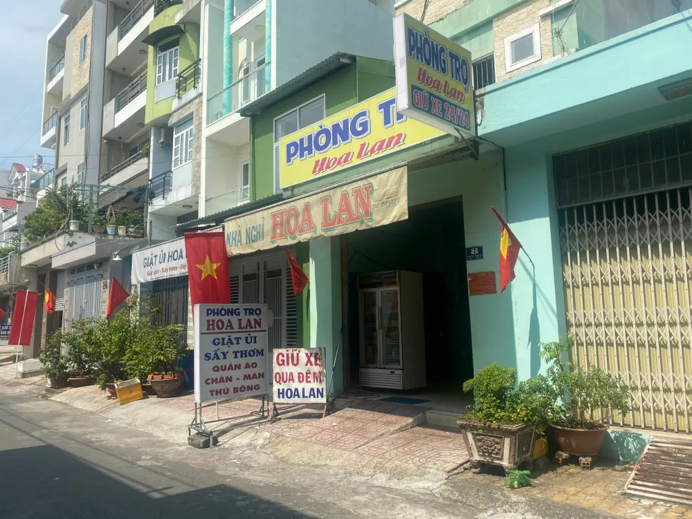 Các bãi xe tự phát mọc như nấm xung quanh bến xe. Ảnh: HOÀNG HIẾU. z4898615879866_295347905059dbe352cb3d9e91b84437.jpg