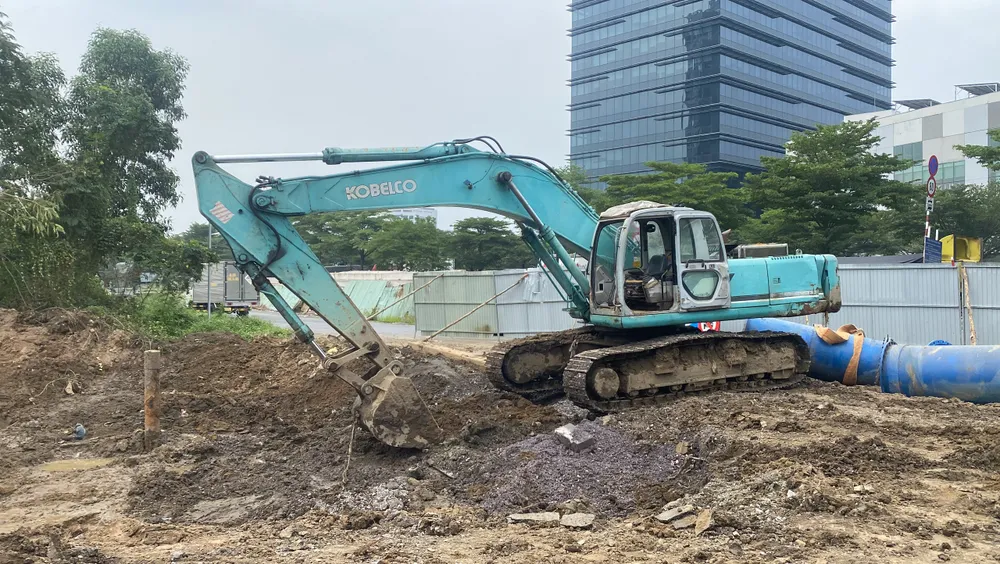 Máy móc tất bật thi công các công trình giao thông. Ảnh: HOÀNG HIẾU