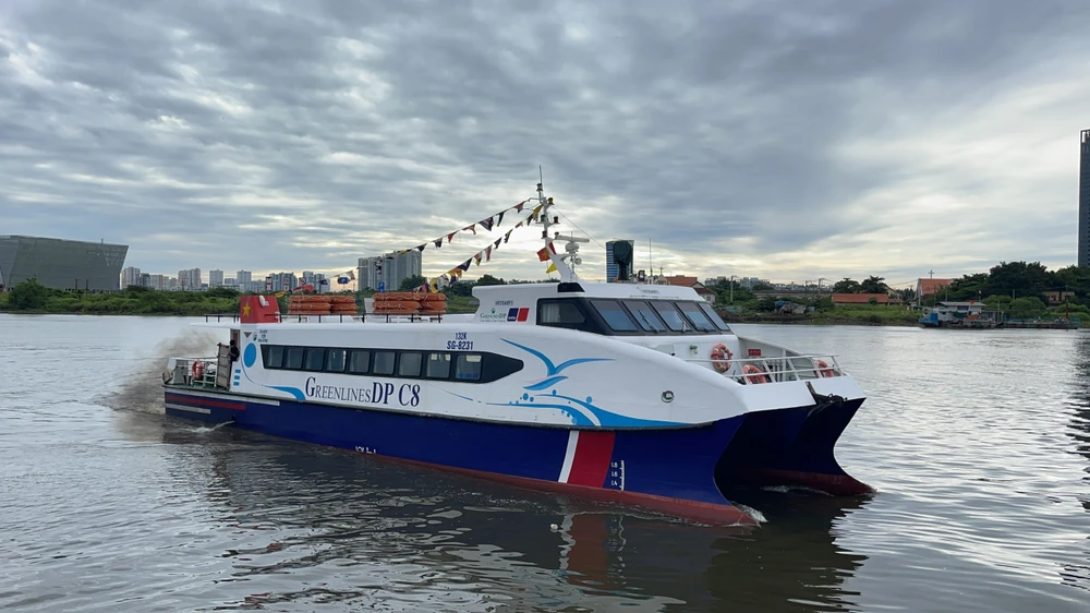 Cầu tàu số 2 chủ yếu phục vụ nhu cầu đi lại của du khách. Ảnh: ĐÀO TRANG.