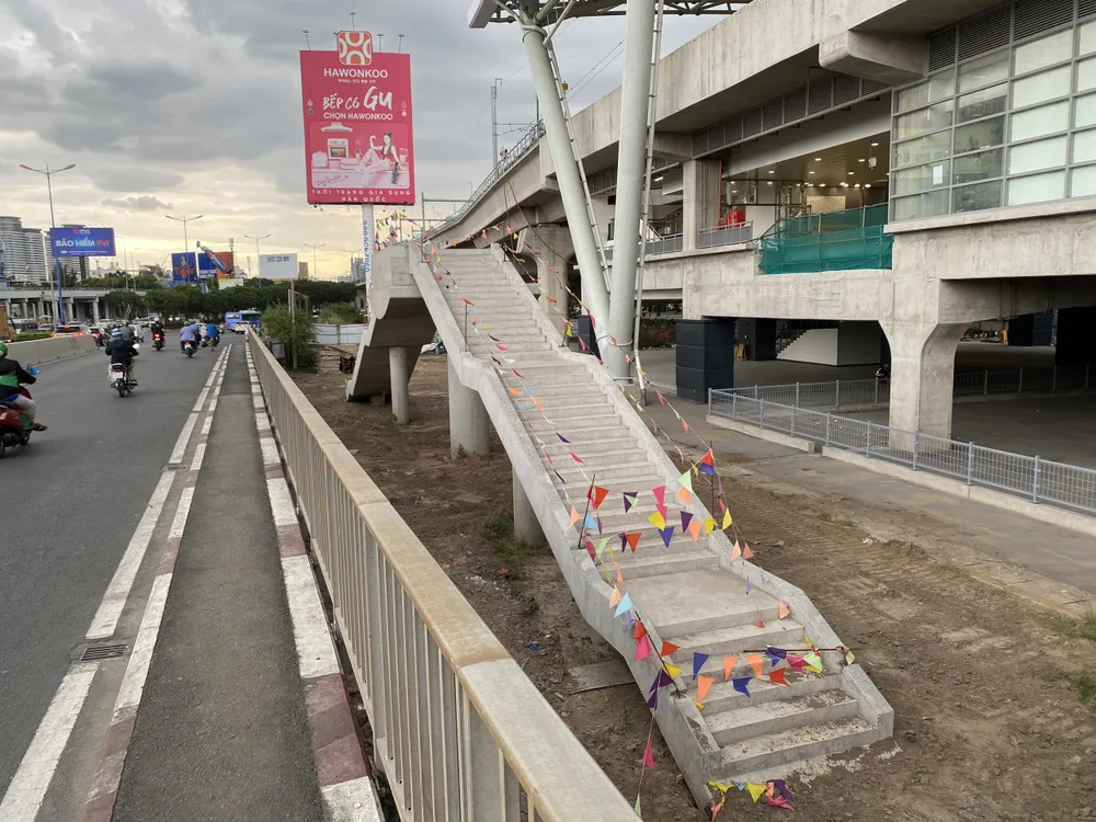 Tại ga Tân Cảng, cũng đã hình thành lối đi lên của cầu bộ hành. Ảnh: HOÀNG HIẾU.