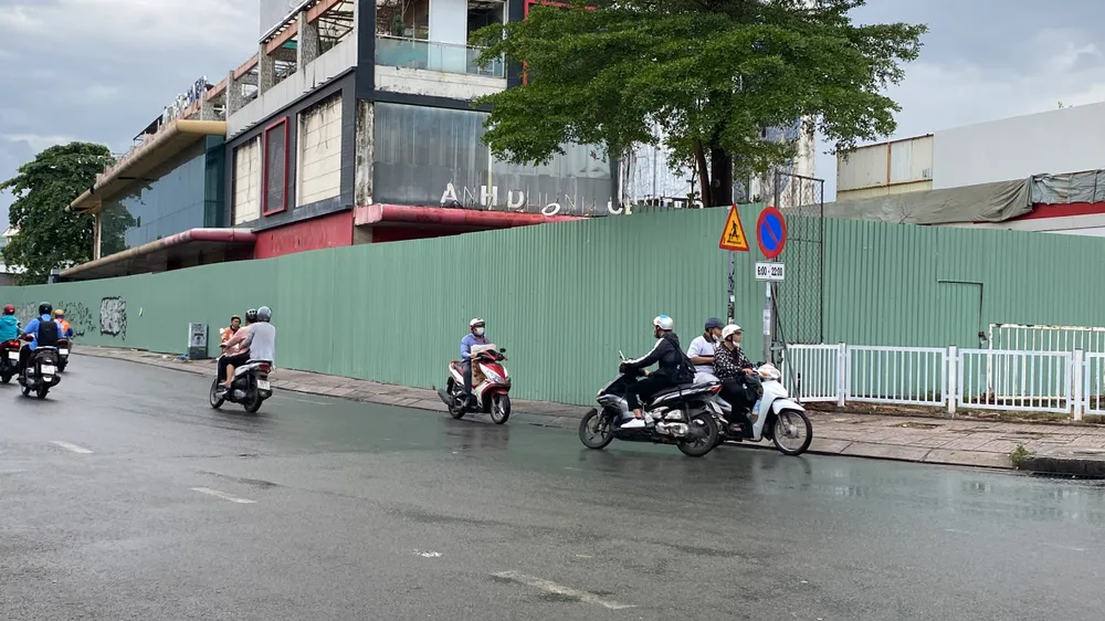 Người dân lưu thông ngược chiều tại đường Nguyễn Kiệm.