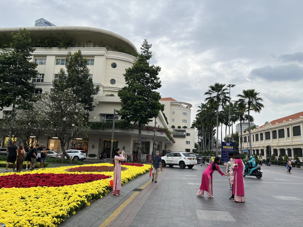 Tại công viên tượng đài Chủ tịch Hồ Chí Minh các du khách đã check-in. Ảnh: HOÀNG HIẾU.