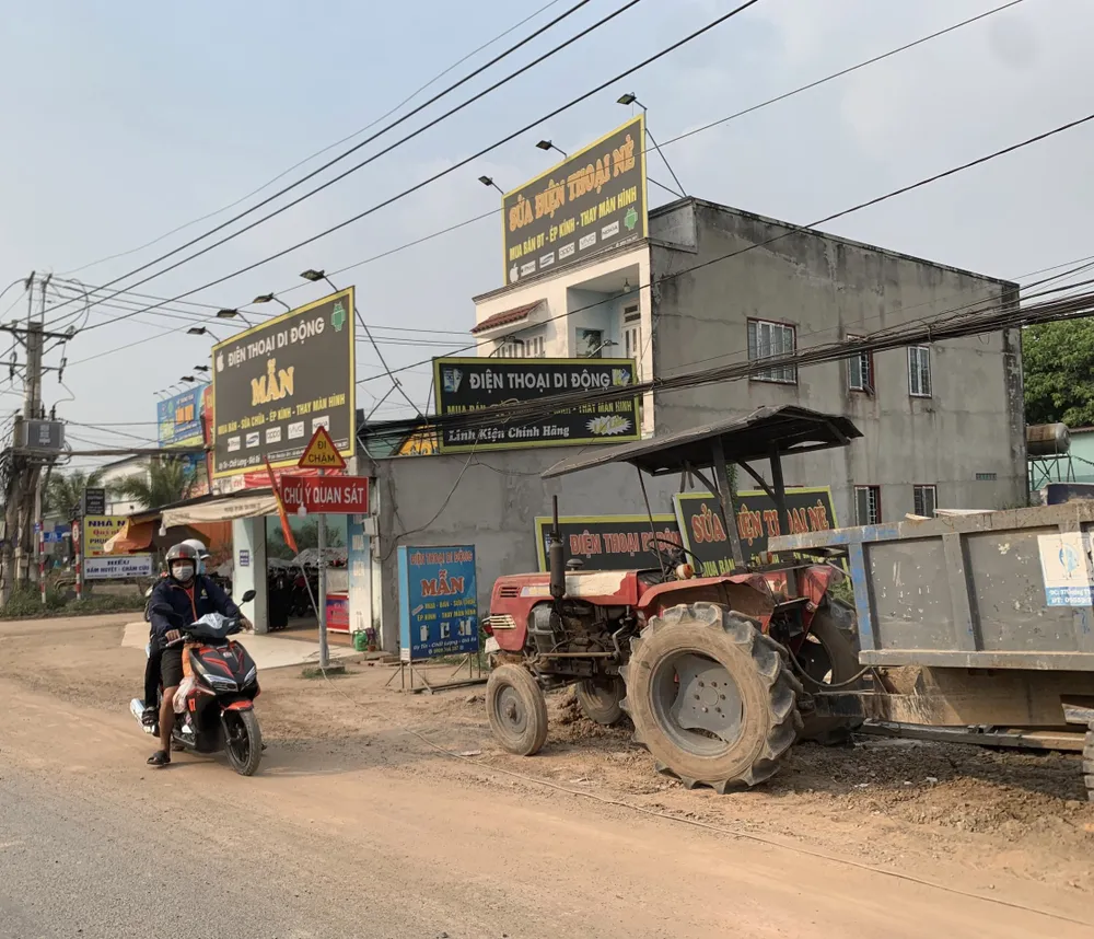 Các máy móc, thiết bị trên lề đường. Ảnh: HOÀNG HIẾU tinh-lo-8-1990.jpg