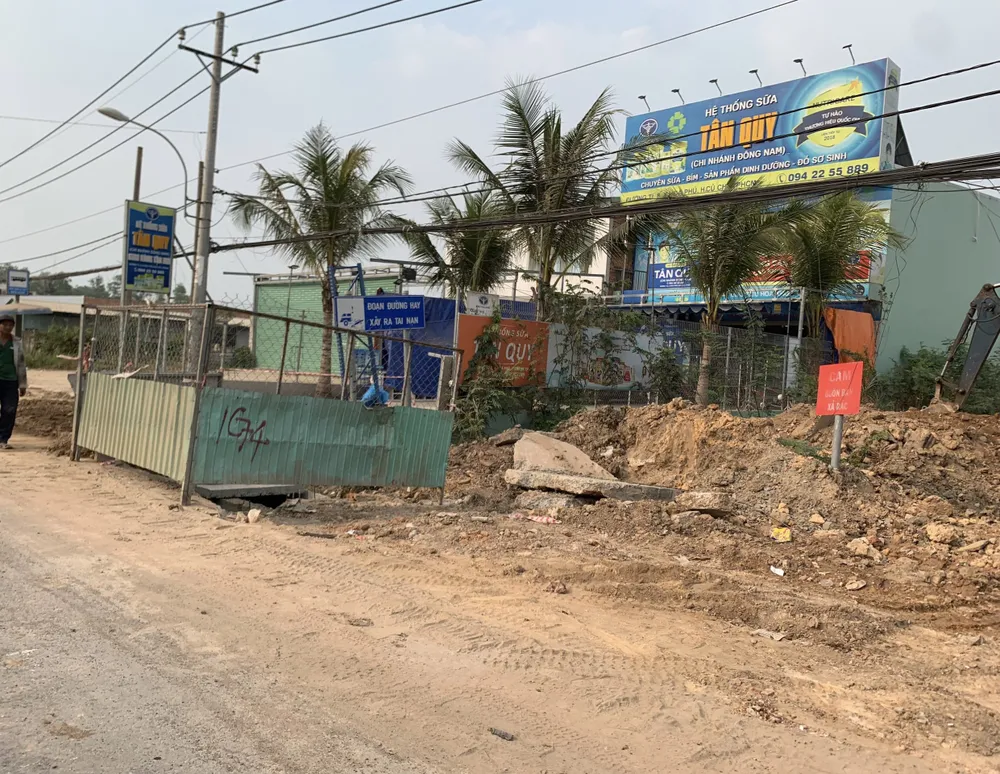 Rào chắn chưa an toàn. Ảnh: HOÀNG HIẾU tinh-lo-82-4493.jpg