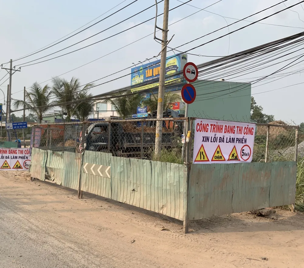 Đảm bảo mỹ quan đô thị và an toàn giao thông trong dịp Tết Nguyên đán Giáp Thìn 2024. Ảnh: HOÀNG HIẾU. Đảm bảo mỹ quan đô thị và an toàn giao thông trong dịp Tết Nguyên đán Giáp Thìn 2024. Ảnh: HOÀNG HIẾU.
